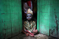 <p>Ein Kleinkind wird zu „Janmashtami“, der Feier der Geburt des Hindu-Gottes Krishna, verkleidet. Krishna wird für gewöhnlich mit bläulicher Hautfarbe, Bambusflöte in der Hand und Krone oder Pfauenfedern im Haar dargestellt. (Bild: Reuters/Mohammad Ponir Hossain) </p>