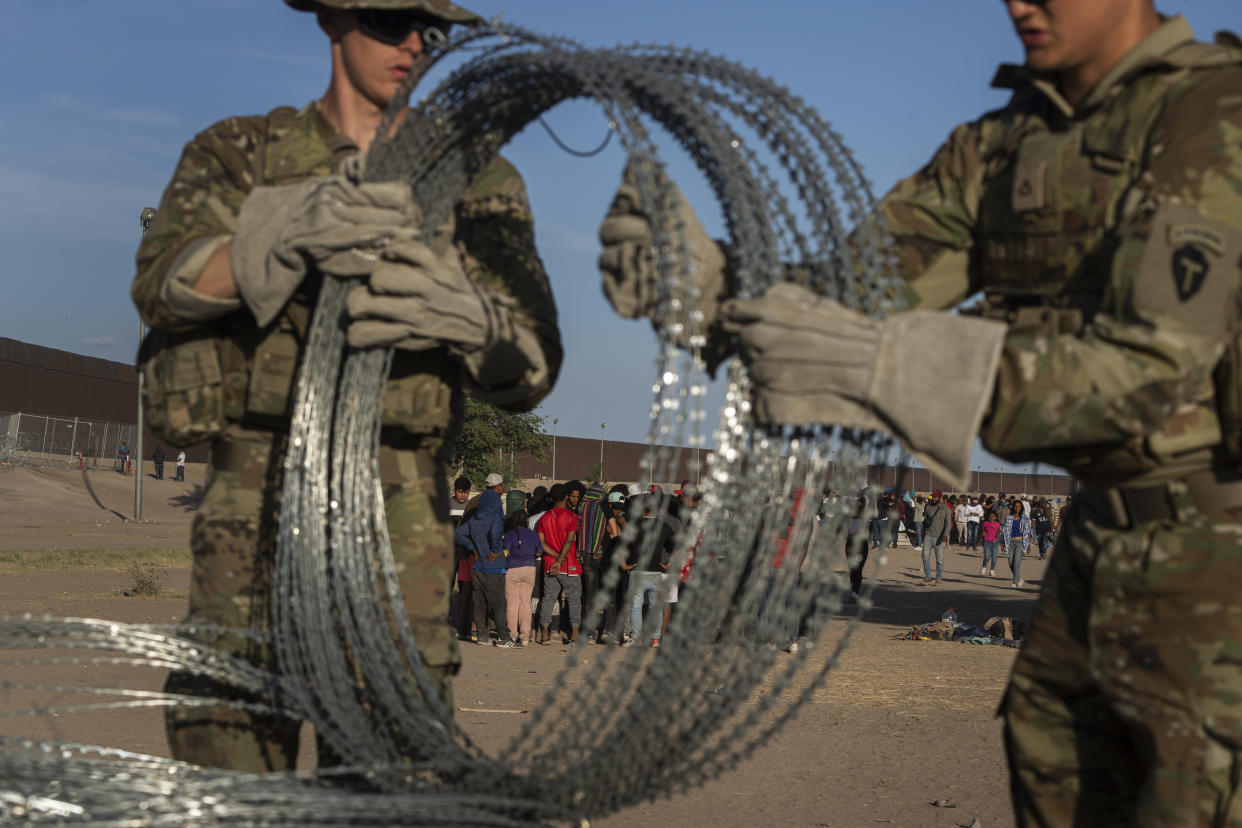Elementos de la Guardia Nacional del Ejército desplegados en Texas llegan a El Paso, Texas, el 8 de mayo de 2023. (Todd Heisler/The New York Times)