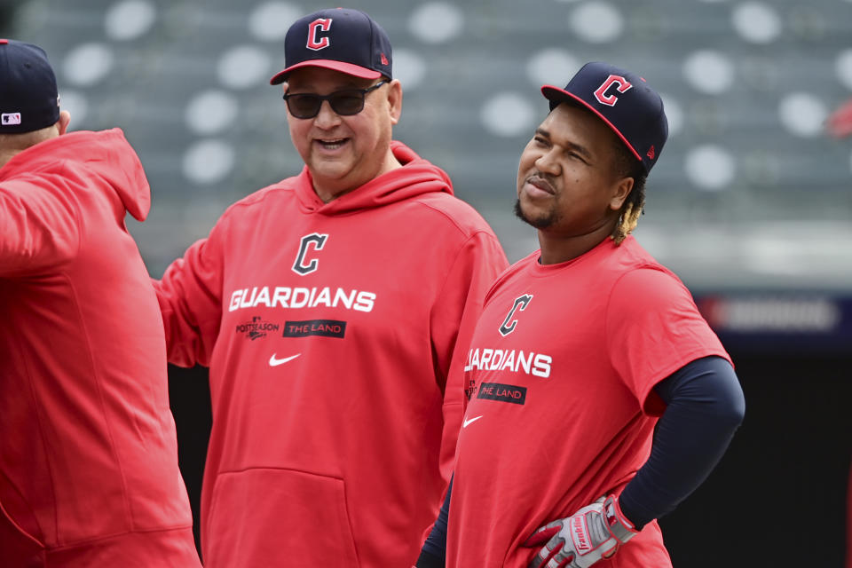 El gerente de los Guardianes de Cleveland de la MLB, Terry Francona, a la izquierda, habla con José Ramírez, a la derecha, durante un entrenamiento, el jueves 6 de octubre de 2022, en Cleveland, el día antes de su partido de playoffs de béisbol comodín contra los Rays de Tampa Bay.  (Foto AP/David Dermer)