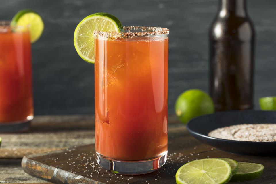 Una versión de la michelada se prepara con jugo de tomate. Foto: Getty Images