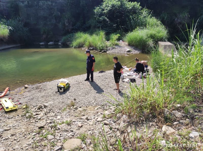 台中市太平區北田大橋溪邊發生溺水案件，消防局獲報派員出動救援，14歲少年被救起後送醫急救。（中央社／民眾提供）