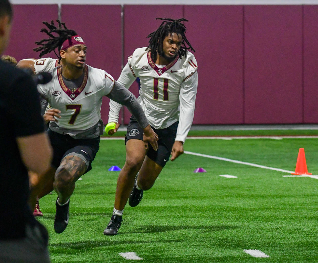 Los jugadores de fútbol de la Universidad Estatal de Florida, Marvin Jones, de 7 años, y Patrick Payton, de 11, compiten durante la temporada de invierno del Tour of Duty, el jueves 7 de marzo de 2024, antes de la práctica de primavera de 2024. Participe en el entrenamiento final.