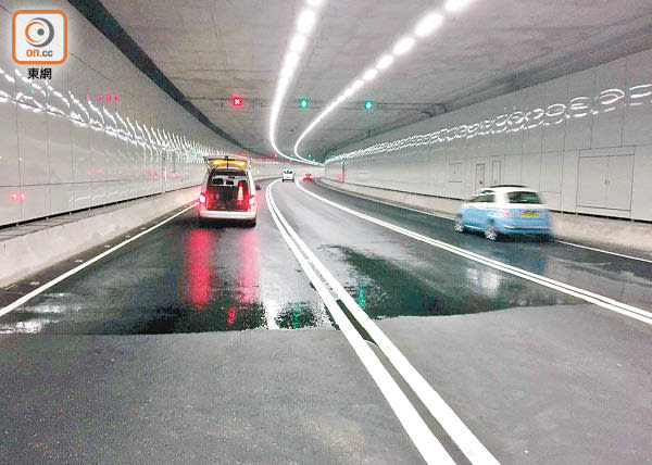 繞道通車前曾出現嚴重滲水，駕駛者需涉水而過。