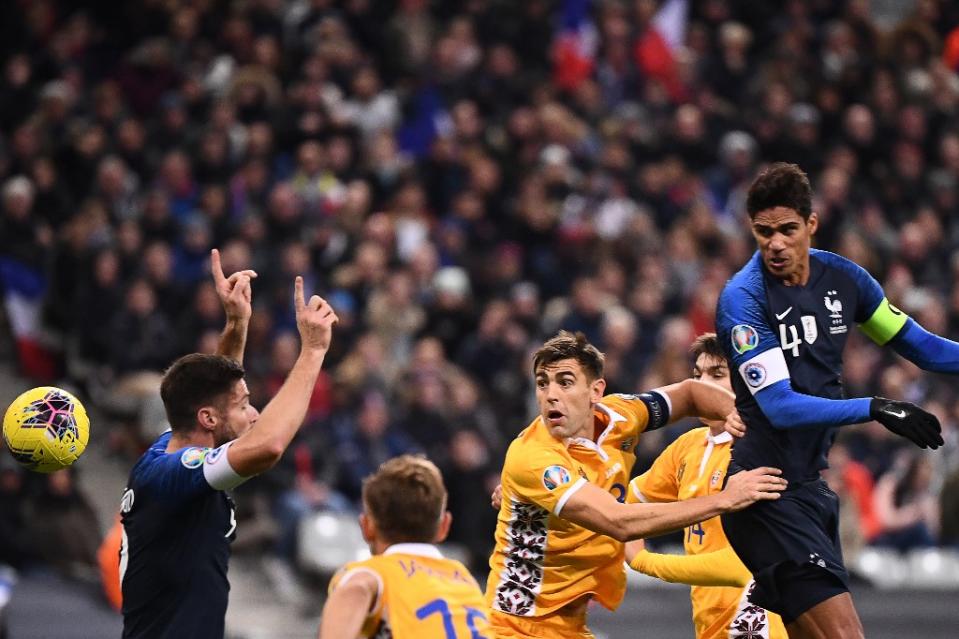 Il s'agit du 5e but de Raphaël Varane en 63 sélections chez les Bleus. Comme le souligne Opta, il s'agit également du cinquième but consécutif de l'équipe de France sur coup de pied arrêté. (crédit AFP)