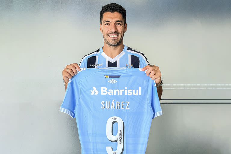 Luis Suárez llegó a un acuerdo con Grêmio, de Porto Alegre, y el jugador y el club lo hicieron público con videos en las redes sociales.