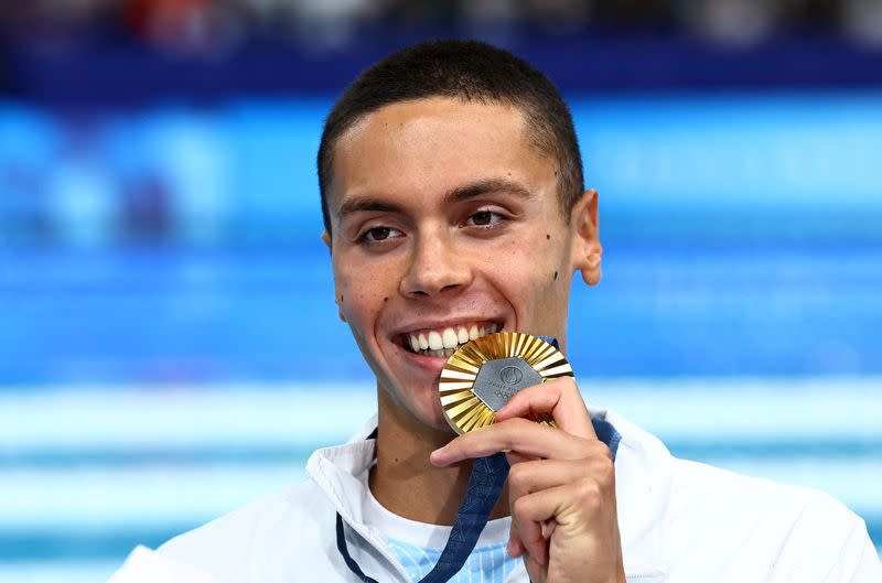 El medallista de oro, David Popovici de Rumania, celebra en el podio durante la ceremonia de victoria de los 200 metros libres masculinos en La Defense Arena. Nanterre, Francia