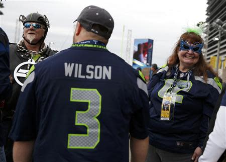 Seattle Seahawks fans wait to enter the stadium before the start of the NFL Super Bowl XLVIII football game against the Denver Broncos in East Rutherford, New Jersey, February 2, 2014. REUTERS/Shannon Stapleton