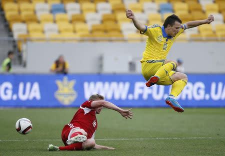 Luxembourg's Laurent Jans (L) and Ukraine's Yevhen Konoplyanka fight for the ball during their Euro 2016 Group C qualifying soccer match at the Arena Lviv stadium in Lviv, Ukraine, June 14, 2015. REUTERS/Gleb Garanich