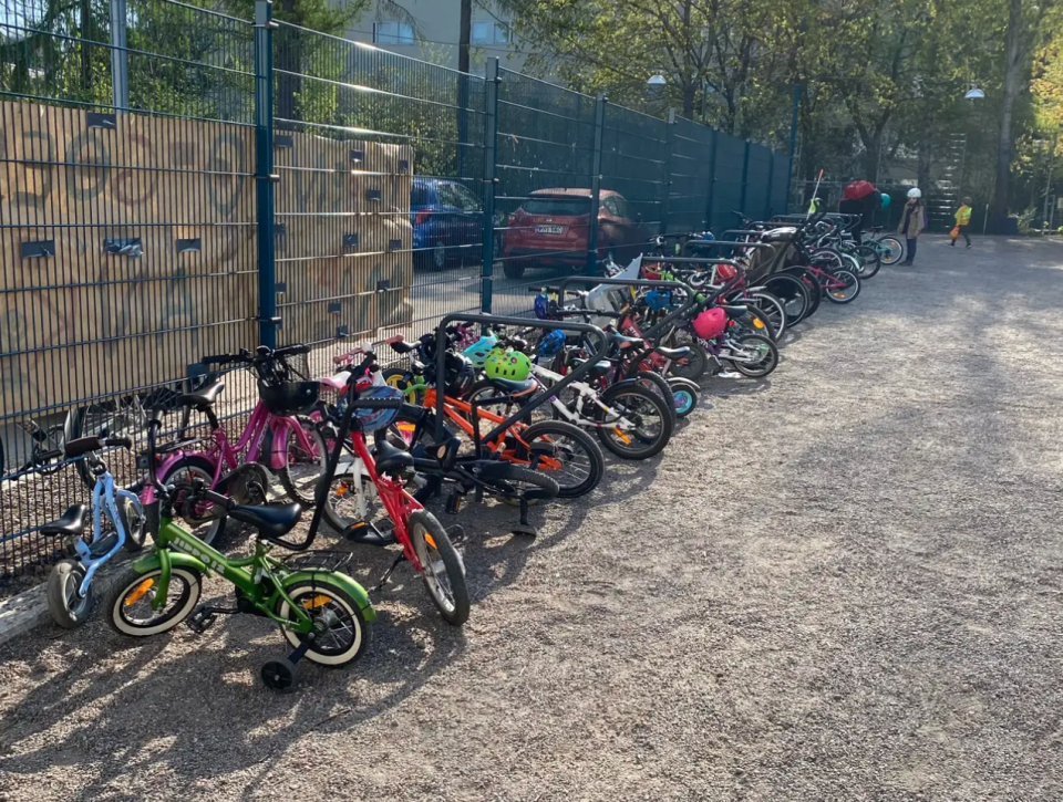 Frank Martela zeigt ein Foto, auf dem eine Reihe von Kinderfahrrädern zu sehen ist. - Copyright: Frank Martela