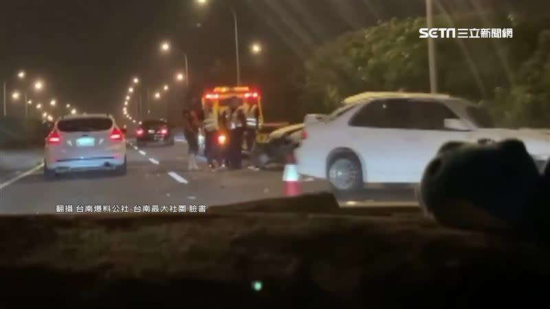 外側車道一輛轎車遭受撞擊，零件四散。（圖／翻攝自台南爆料公社-台南最大社團臉書）