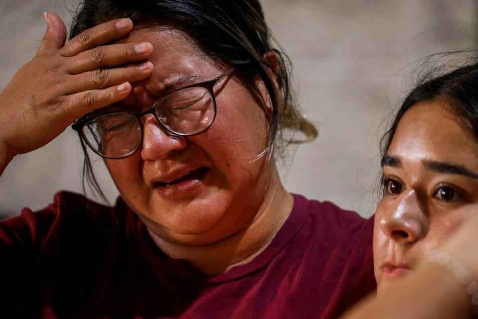 Una mujer llora durante una reunión comunitaria en el Fairplex del condado de Uvalde, luego de un tiroteo masivo en la escuela primaria Robb en Uvalde, Texas.