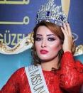 <p>Élue Miss Irak 2017, Sarah Abdali Idan vit dans la peur depuis qu’elle a posté une photo d’elle en compagnie de Miss Israël, accompagnée d’une légende « paix et amour ». Un selfie aux intentions louables mal interprété par de nombreux internautes qui l’ont alors accusée de défendre la politique d’Israël. Après avoir reçu de nombreuses menaces de mort, la jeune femme dut se résoudre à quitter l’Irak et est aujourd’hui résidente américaine. </p>