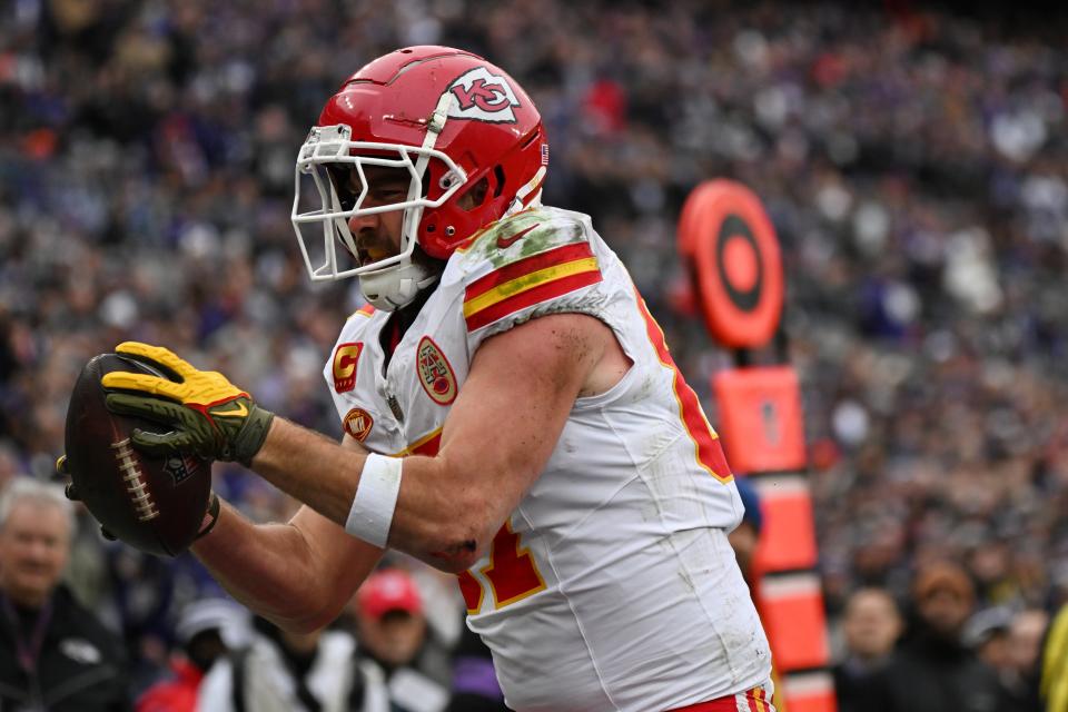 28 janvier 2024 ;  Baltimore, Maryland, États-Unis ;  Travis Kelce (87), l'extrémité serrée des Chiefs de Kansas City, marque un touchdown contre les Ravens de Baltimore lors du match de football du championnat de l'AFC au stade M&T Bank.  Crédit obligatoire : Tommy Gilligan-USA TODAY Sports