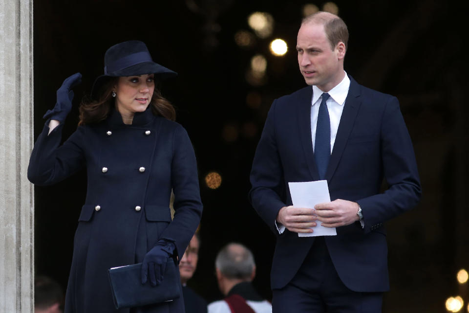 <p>Kate Middleton asistió junto al príncipe William a un servicio religioso en la Catedral de San Pablo, en Londres, y allí lució muy guapa en una gabardina azul de seis botones, con la que presumió de su quinto mes de embarazo/Getty Images </p>