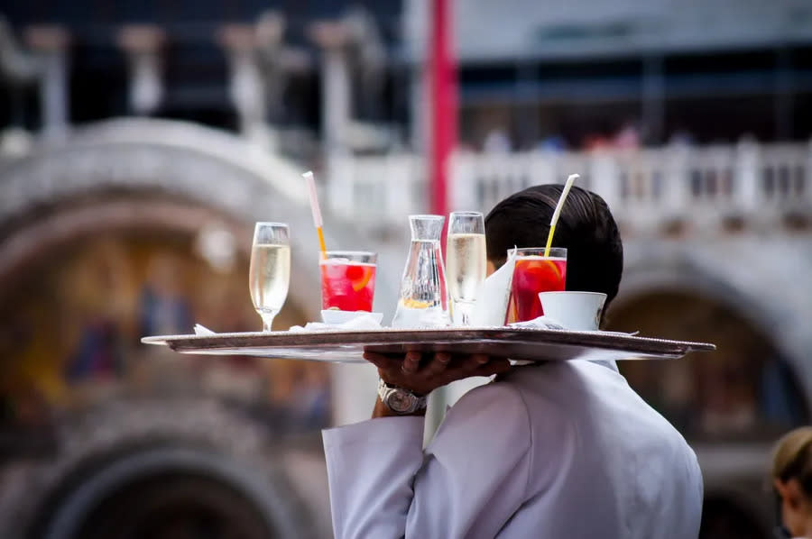 waiter 圖/Kate Townsend on Unsplash