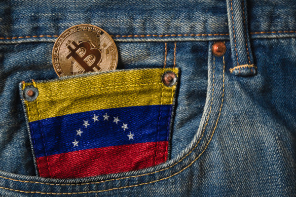 Bitcoin-Münze in Hosentasche inden Farben Venezuelas