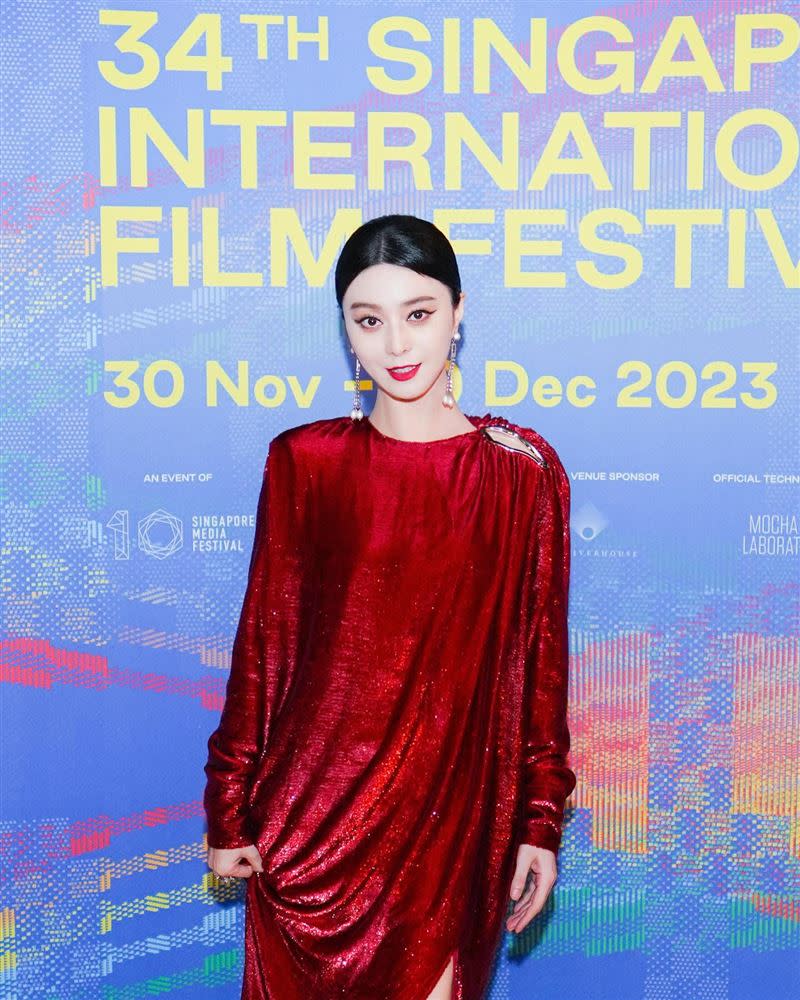 范冰冰出席新加坡影展，紅色禮服被形容像是窗簾布。（圖／翻攝范冰冰IG）