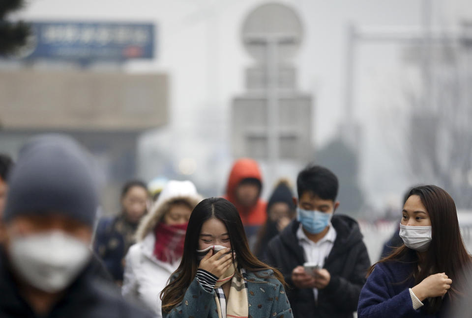 Luftverschmutzung macht krank. Masken sind aber keine dauerhafte Lösung. (Bild: AP Photo/Andy Wong)