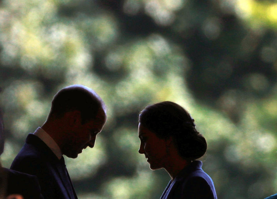 <p>Wie frisch verliebt wirken Prinz William und Herzogin Kate bei ihrem Besuch in Berlin. Die Beiden reisten mit ihren Kindern George und Charlotte an. Es ist der erste Besuch der Familie in Deutschland. (Bild: Fabrizio Bensch/Reuters/Pool/dpa) </p>