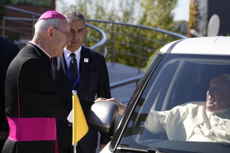 El Papa Francisco sonríe mientras se encuentra con Athenasius Schneider quien cuestionó duramente al Pontífice 