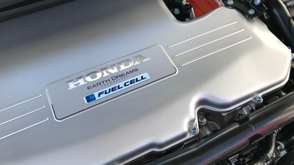 Japaner und Amerikaner haben es gut. Sie können sich hinter das Lenkrad des Honda Clarity setzen, bis zu 650 Kilometer emissionsfrei stromern und in drei Minuten wieder volltanken. Europäern bleibt die Hightech-Brennstoffzellen-Limousine verwehrt. Warum eigentlich?