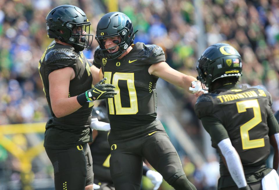 Should Bo Nix and Oregon be on upset watch against Washington State? College football writers pick and predicts Saturday's Pac-12 game.