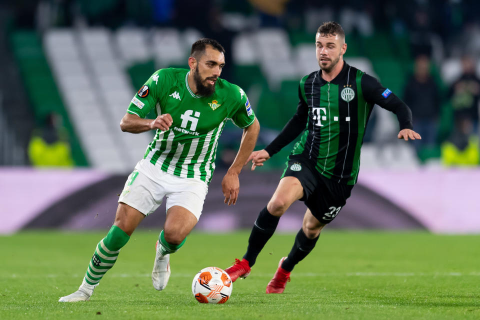 SEVILLE, SPAIN - NOVEMBER 25: (BILD OUT) Borja Iglesias of Real Betis and Endre Botka of Ferencvarosi TC battle for the ball during the UEFA Europa League match between Real Betis and Ferencvaros at Estadio Benito Villamarin on November 25, 2021 in Seville, Spain. (Photo by Javier Montano/DeFodi Images via Getty Images)