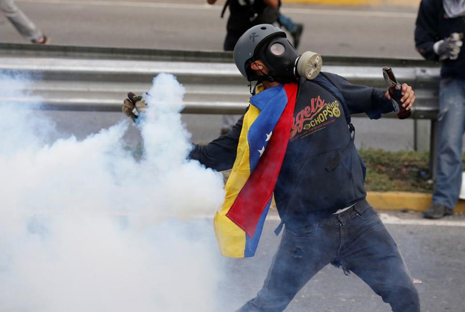 FOTOS: Ingenios de la oposición para protestar y defenderse en Venezuela