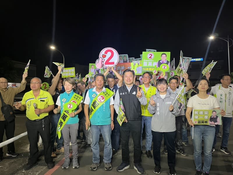 宜蘭議員補選  藍萬義選前之夜掃街拜票 宜蘭縣議會第4選舉區（員山鄉）議員補選13日將投 票，民進黨支持的無黨籍候選人藍萬義（前右4）12 日晚間在民進黨立委陳俊宇（前右3）等人陪同下徒 步掃街拜票，為選情做最後衝刺。 （藍萬義競選辦公室提供） 中央社記者王朝鈺傳真  113年4月12日 