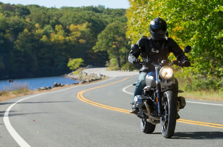 bmw-rninet-scrambler-foliage-water