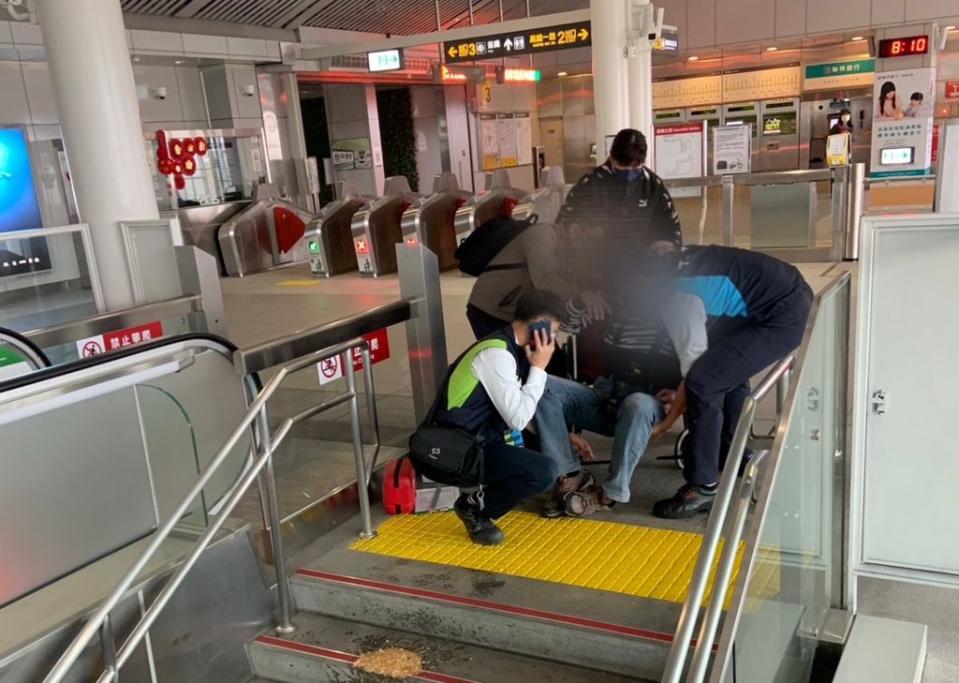 黃姓男子一早抵台高鐵台中站準備轉搭台中捷運回家時，因因徹夜飲酒喝太多整個人控制不住，直接在捷運站內嘔吐，樓梯瞬間變成黃色瀑布。（記者陳金龍翻攝）