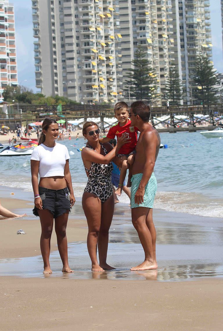 Amalia Granata junto a su esposo Leo Squarzon y sus hijo Uma y Roque