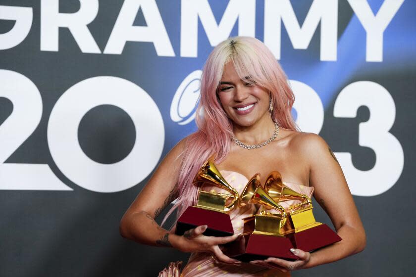 Karol G posa con los premios al mejor álbum urbano por "Mañana Sera Bonito", al álbum del año por "Mañana Sera Bonito" y el premio a la mejor fusión/interpretación urbana por "TQG" durante la 24ª entrega de los Latin Grammy en Sevilla , España, jueves 16 de noviembre de 2023.