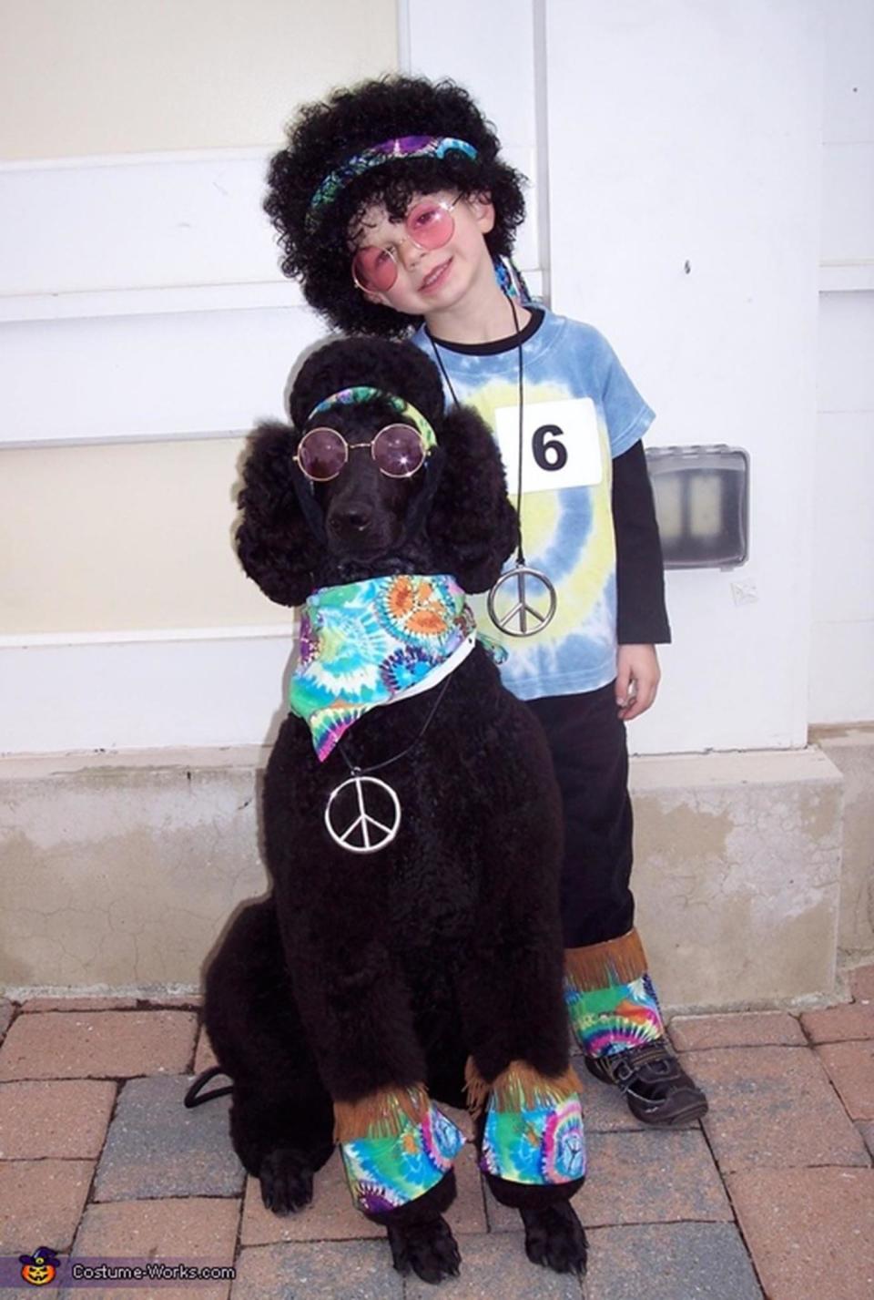 Via <a href="http://www.costume-works.com/costumes_for_pets/happy_hippies.html" target="_blank">Costume Works</a>