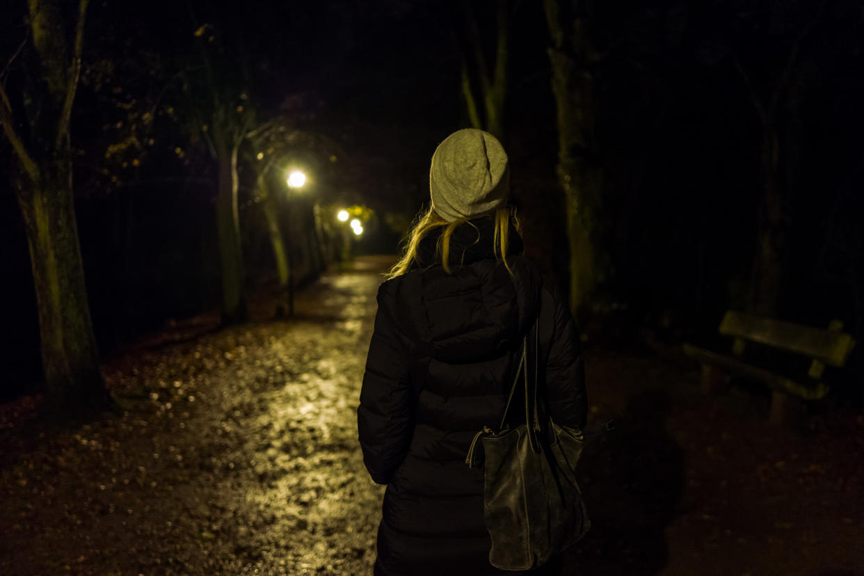 In manchen Gegenden fühlen sich Frauen zu bestimmten Uhrzeiten oft unsicher. Jetzt soll eine neue Erfindung für mehr Sicherheit sorgen. Doch es gibt Kritik. (Symbolbild: Getty Images)