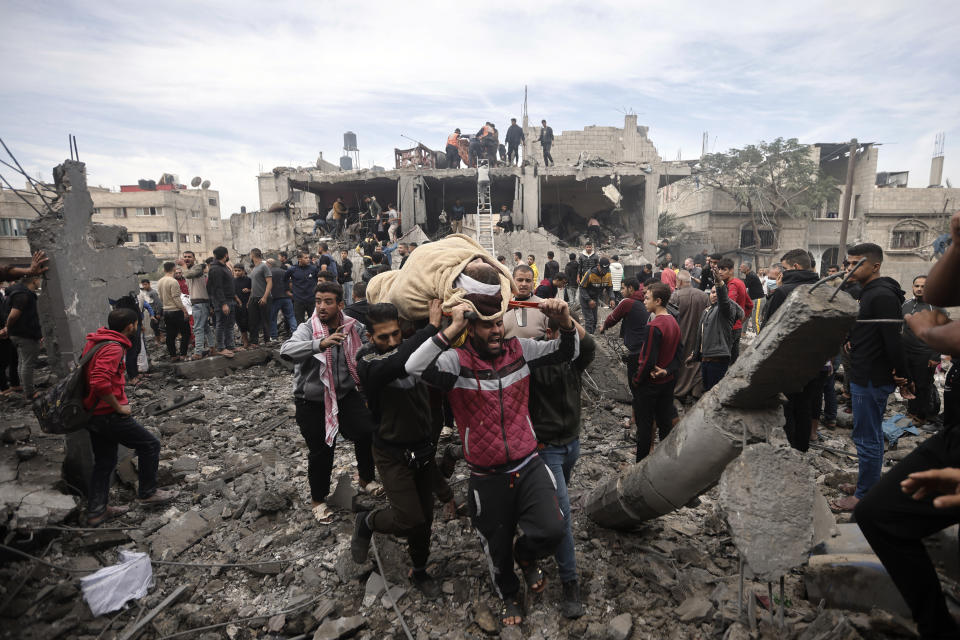 Palestinos evacuan a una mujer herida en ataques israelíes a un campo de refugiados en Jan Yunis, en el sur de la Franja de Gaza, el 7 de diciembre de 2023. (AP Foto/Mohammed Dahman)