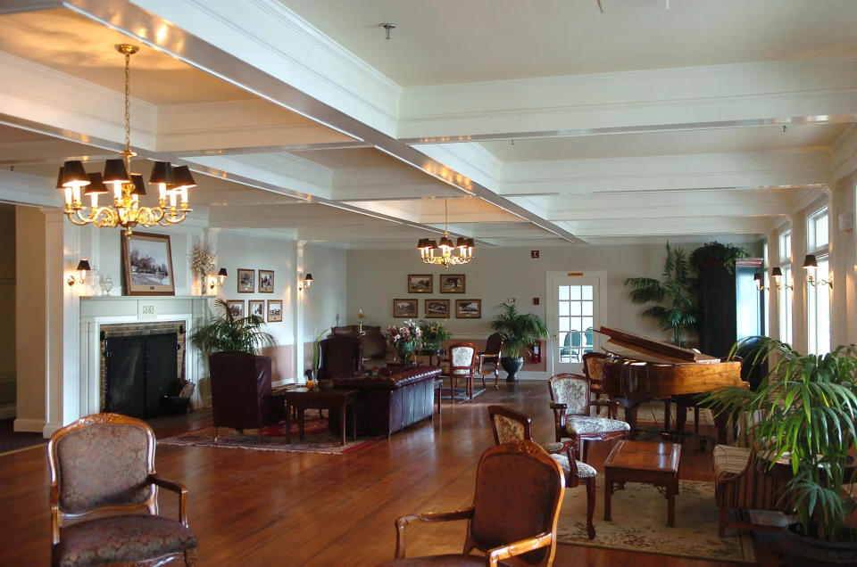 Lakeside Inn boasts vintage vernacular architecture, a gracious lobby and an outstanding restaurant.