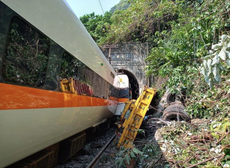 一輛明隧道施工工程車砸中台鐵太魯閣號，造成列車出軌釀死傷。（翻攝畫面）