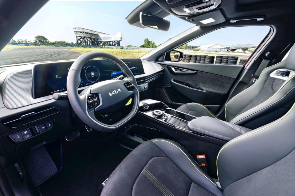 EV6 GT的內裝透過方向盤、座椅等處的霓虹綠縫線妝點，再搭配GT專屬的紋路銘板以及麂皮門飾板等設計，帶來濃厚的性能味氛圍。