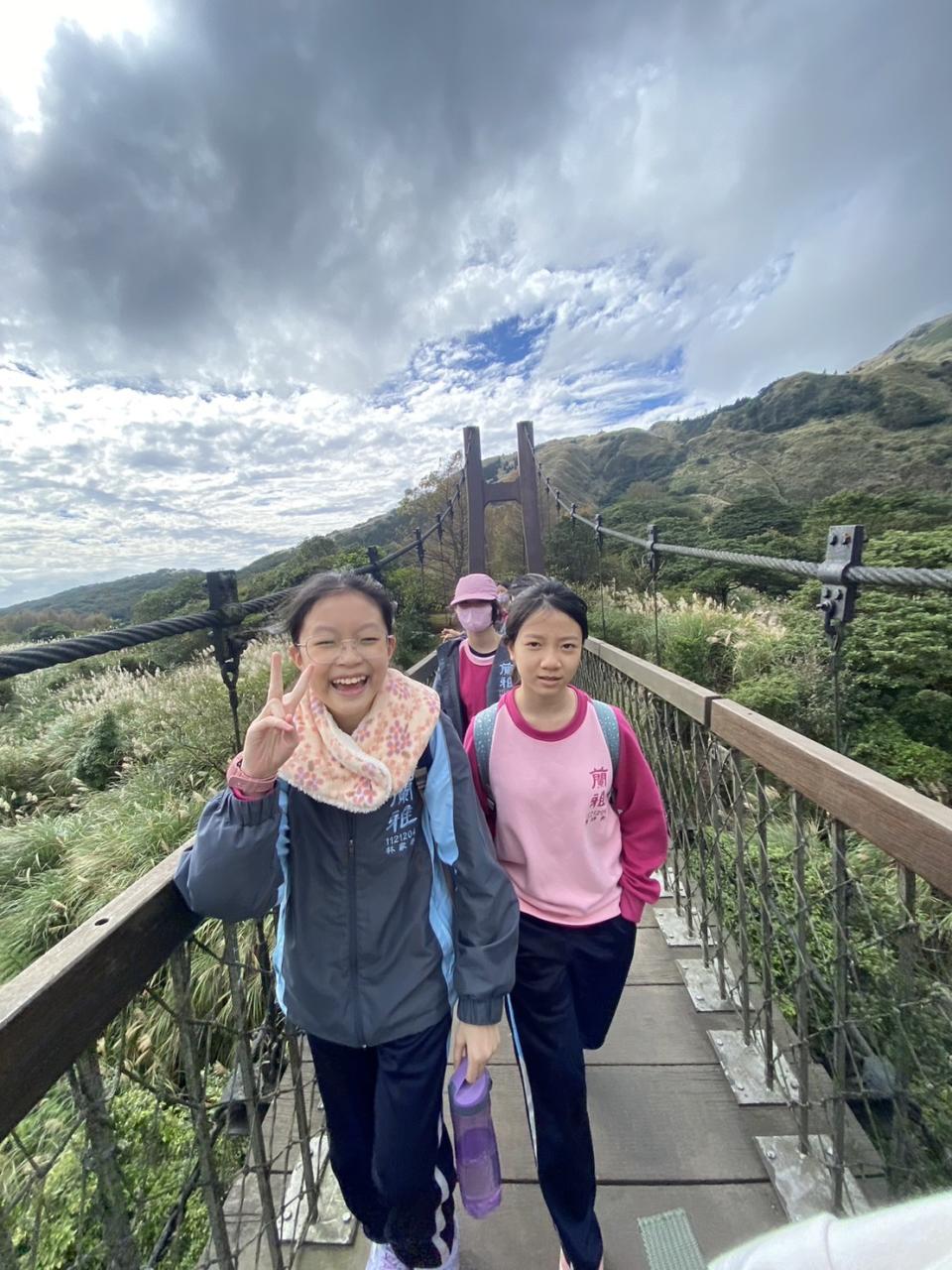 班級登山小隊行經菁山吊橋