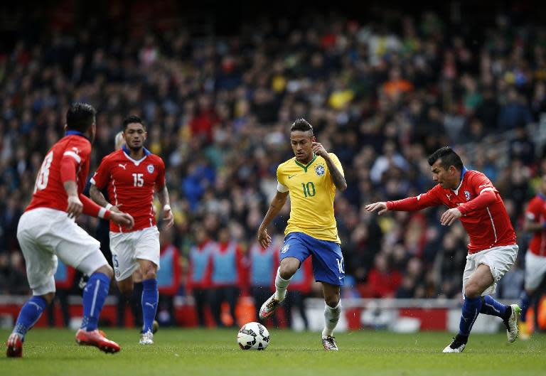 Brazil's striker Neymar (C) runs with the ball during the friendly international football match between Brazil and Chile in London on March 29, 2015