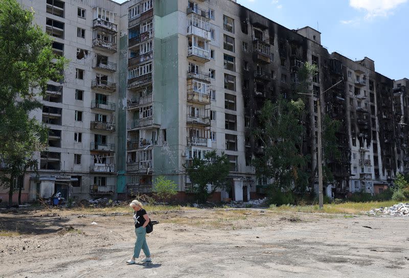 Foto de archivo de un edificio dañado por los bombardeos en Sievierodonetsk, en la región de Luhansk