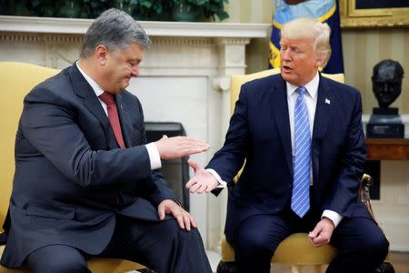 U.S. President Donald Trump shakes hands with Ukraine's President Petro Poroshenko in the Oval Office at the White House in Washington, U.S., June 20, 2017. REUTERS/Jonathan Ernst