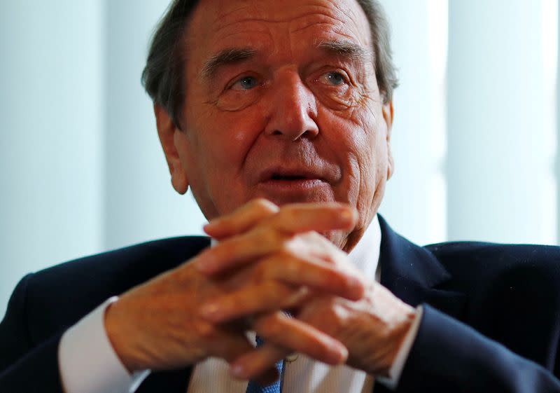 FOTO DE ARCHIVO: El excanciller alemán Gerhard Schröder durante una entrevista con Reuters en su oficina en Berlín
