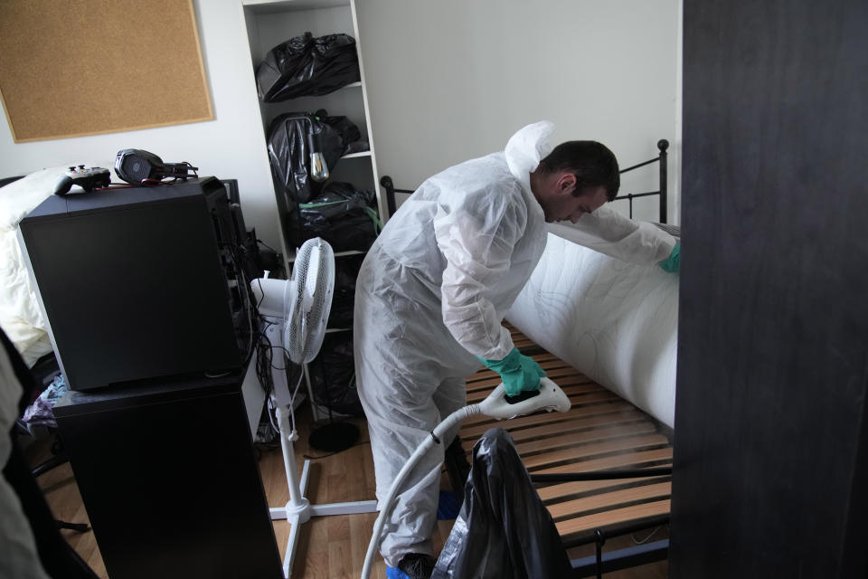 Lucas Pradalier, experto en control de plagas, rocía un vapor en una cama de un apartamento en París, el miércoles 4 de octubre de 2023 (AP Foto/Christophe Ena)