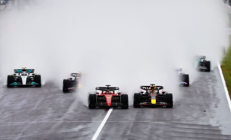 Max Verstappen y Charles Leclerc durante el GP de Japón, graficando la visibilidad seriamente reducida en las pistas lluviosas por los neumáticos para humedad extrema.