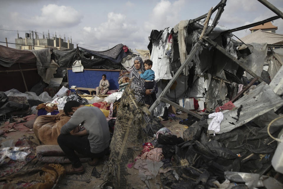 Palestinos desplazados inspeccionan sus carpas destruidas por el bombardeo israelí junto a una instalación de UNRWA en el oeste de la ciudad Rafah, en la Franja de Gaza, el martes 28 de mayo de 2024. (AP Foto/Jehad Alshrafi)