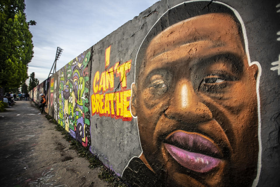 Im Berliner Mauerpark hat ein Künstler George Floyd mit einem Graffiti ein Denkmal gesetzt. Daneben dessen letzte Worte: "I can't breathe." (Bild: Omer Messinger/NurPhoto via Getty Images)