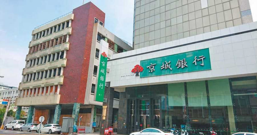 台南市杏林醫院（左）已被隔壁的京城銀行集團買下。（圖／程炳璋攝）
