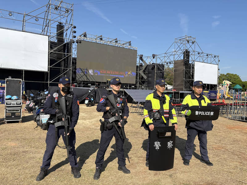 金門跨年晚會將登場 縣警局加強維安 2026金門跨年晚會將在金城鎮莒光共融公園舉辦，金 城警分局已全面提升活動安全維護層級，針對人潮聚 集、交通疏運及潛在安全風險加強部署。 （金門縣警局提供） 中央社記者洪學廣傳真 114年12月30日 